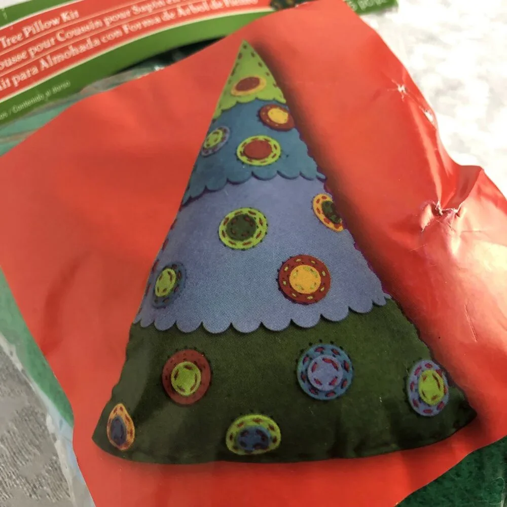 ArtMinds Felt Christmas Tree Pillow Applique Kit 35 pc Whimsical DIY Craft NWT